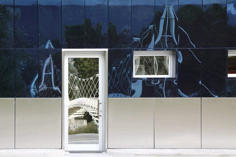 Dettaglio lastre di acciaio a specchio blu