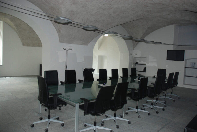 Sala riunioni nelle ex cantine voltate